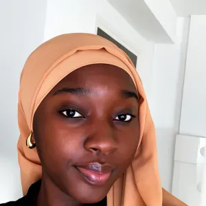 Baby-sitter à Calais à la recherche d'un job
