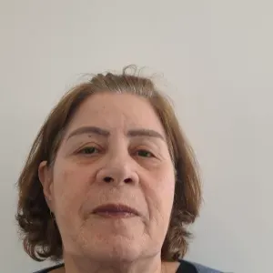 Cuidador  familiar , passeios , medicação,  alimentação. 