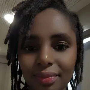 Femme de ménage responsable et respectueuse dinamique 