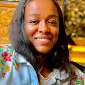 Une nounou bilingue, affectueuse et patiente