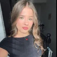 Cherche garde d'enfants . Jeune fille douce , à l'écoute .