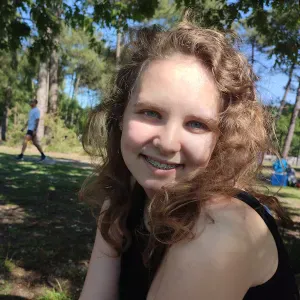 Baby-sitter attentionnée à Carbon-blnac/ Bordeaux