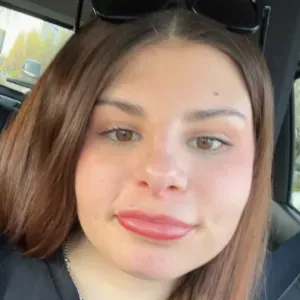 Étudiante qui explique bien les leçons 