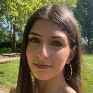 Etudiante motivée de garder des enfants