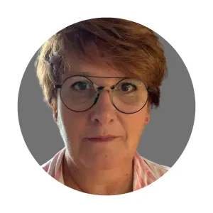 Aide à domicile ou dame de compagnie sérieuse et souriante