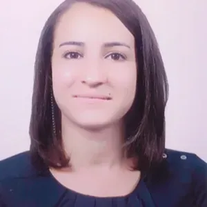 Jeune femme disponible pour assister, aider et être à l'écou