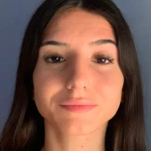 Cuidadora con experiencia joven