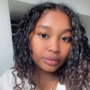 Étudiante motivée pour aider vos enfants à réussir 