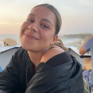 Je suis une jeune baby sitter à Genève 