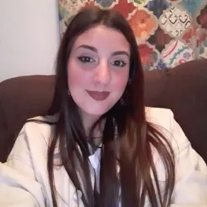 Chica joven con experiencia y bilingüe