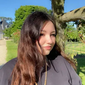 Jeune baby sitter appliquée pour temps partiel