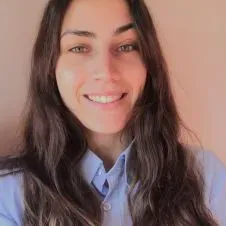 Babysitter com atenção profissional e carinhosa 