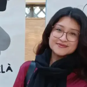 Garde d'enfants à la sortie d'école, jeux créatifs.