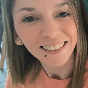 Femme de ménage responsable. 