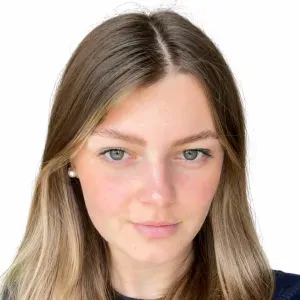 Baby-sitter sérieuse et souriante