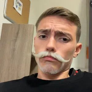 Baby-sitter du coins. 