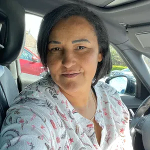 Bonjour je suis très dynamique et souriante.