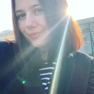 Babysitteur disponible et souriante