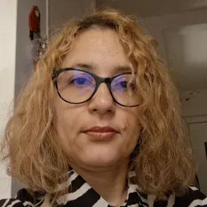 Auxiliaire de Vie expérimentée , Prof d'Arts et Musique.