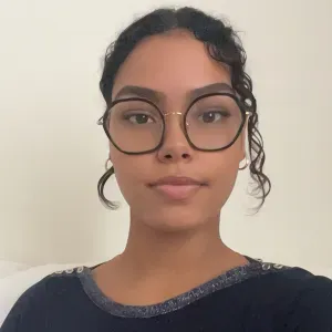 Sérieuse mais joyeuse je suis fiable et a votre écoute!