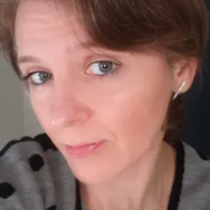 Cerco lavoro come collaborateice domestica.8 per le pilizi