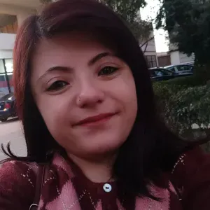 Une femme qui tient sa maison bien rangée.