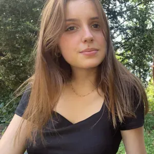 Lycéenne qui propose son aide pour les devoirs