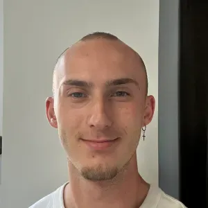 Agent d'entretien pour un studio