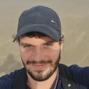 Homme de ménage à sens et alentours