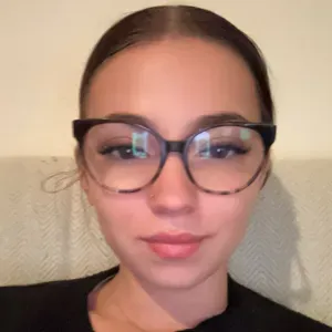 Baby-sitter motivée et attentionnée disponible 