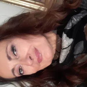 Femme de menage soigneuse et minutieuse