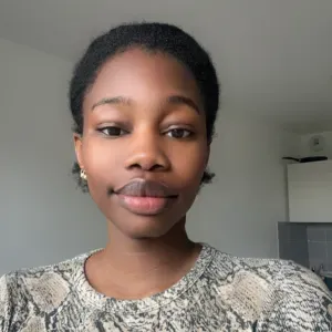 Babysitter sérieuse et attentionnée disponible