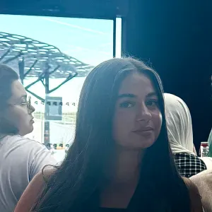 Femme de ménage sur le bassin