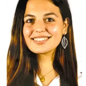 ESTUDIANTE DE EDUCACIÓN PRIMARIA CUIDA NIÑOS PEQUEÑOS