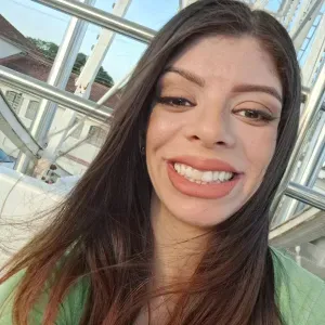 Cuidadora com experiência em Auxiliar de Saúde Médica