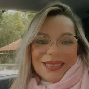 Badante con  attenzione, a benessere della persona anziane 