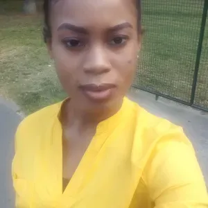 Sono una ragazza, ama i bambini e parlo inglese