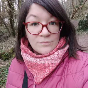 Aide ménagère autonome, souriante 