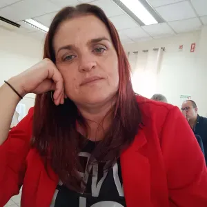 Cuidadora de idosos em sua residência 