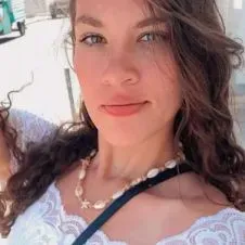 Je suis assistante et soignant auprès des personnes de âgée 