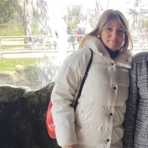 Empleada de hogar, con experiencia en entornos sanitarios.