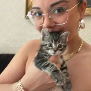 Jeune fille dynamique pour ménage