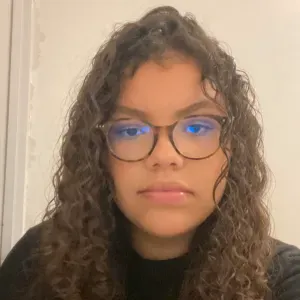 Étudiante expérimentée dame de compagnie garde malade