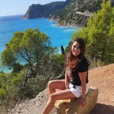 Garde dans une maison avec jardin clos