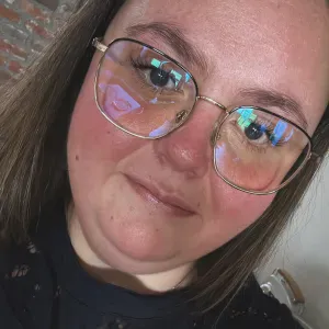 Baby-sitter douce et bienveillante avec un grand cœur