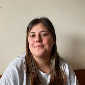 Babysitter com experiência no cuidado de crianças