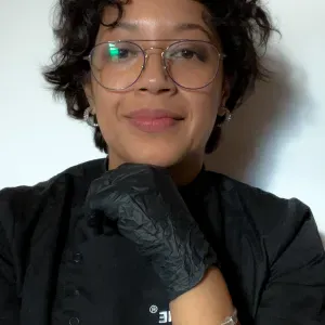 Addetta alle pulizie (Mi) con cura nei dettagli 