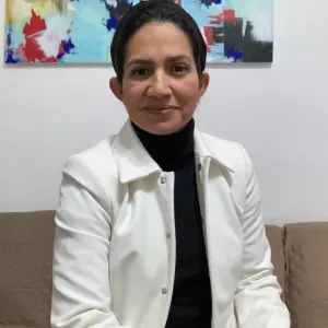 Acompañante de personas mayores con trato cercano y paciente