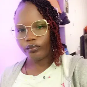 Baby-sitter disponible immédiatement.