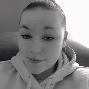 Ancienne étudiante forte dans les matières sélectionnées